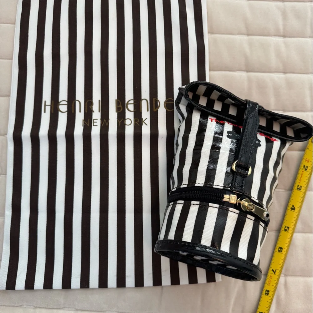 Henri Bendel travel doggie bag with zippered food storage.  ✨ NWT